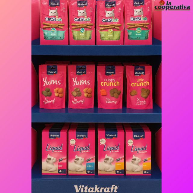 🐾✨ ¡Mimos en forma de snack para tu gato! ✨🐾
En La Cooperativa ya puedes encontrar los deliciosos snacks Vitakraft, ideales para premiar, mimar o simplemente hacer feliz a tu compañero felino. 😻
Desde los sabrosos Cat Stick hasta los irresistibles Yums, Crispy Crunch y los Liquid Snacks, todos están elaborados con ingredientes de calidad y pensados para su bienestar.
💖 Sin azúcares añadidos
🐟 Con carne o pescado de verdad
🥕 Rico en nutrientes esenciales
📍Ven a tu tienda habitual de La Cooperativa y descúbrelos en nuestro expositor especial. ¡Tu gato te lo agradecerá ronroneando! 💬🐱
#Vitakraft #SnacksParaGatos #LaCooperativa #MimosFelinos #CatLovers #GatoFeliz #CuidaTuGato